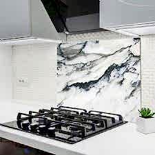 Beyaz Mermer Görümlü Ocak Arkası Koruyucu