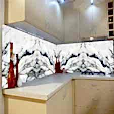 Beyaz Mermer Görünlü Tezgah Arası Cam Panel